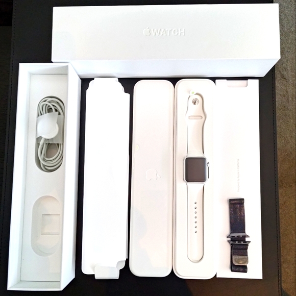 Apple Watch Sport 1st gen 38mm silver/white in original packaging pre-owned - Picture 1 of 6